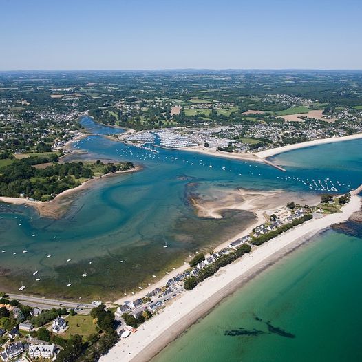 Une photo aérienne de la commune de la Forêt Foues…